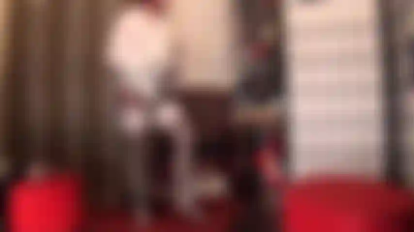 Dominando com strapon em cetim branco e meias brilhantes sobre meia-calça. A senhora vai foder seu rosto com seu grande pau branco. 10 Centímetros descendo pela sua garganta é exatamente o que você precisa agora, sentindo minhas meias de náilon sedosas roçando em seu rosto.