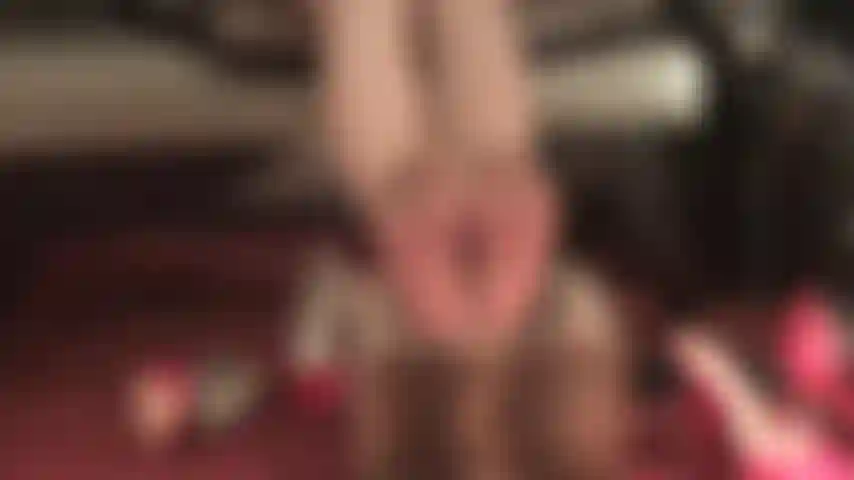 Adoração aos pés de meia-calça - as lindas solas de meia-calça bronzeadas da senhora estão apoiadas em seu banquinho, cercadas por saltos agulha sensuais.