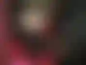 Uma roupa de látex incrivelmente sexy - corpo bonito da amante em sutiã de látex, calcinha, meias e botas altas e brilhantes.