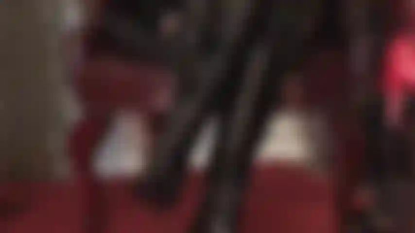 Os amantes de pvc vão adorar ver a amante usando luvas de vinil brilhantes para acariciar delicadamente suas botas de couro envernizado brilhante.