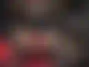 Luvas de couro vermelho em uma cinta preta enorme.