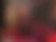 Oooh, olha essa bunda sexy com uma minissaia preta de látex super brilhante e justa, meias de renda e botas de cano alto.