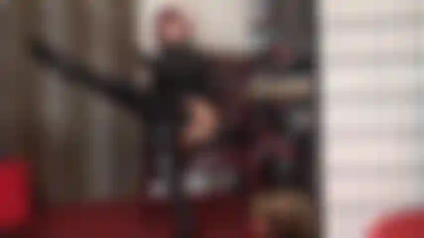 Calcinha preta metálica brilhante, ligas e botas provocam seu pau de escravo.