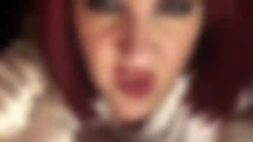 Mistress te deixa fraco por suas luvas de cetim macias, sedosas e muito brilhantes.