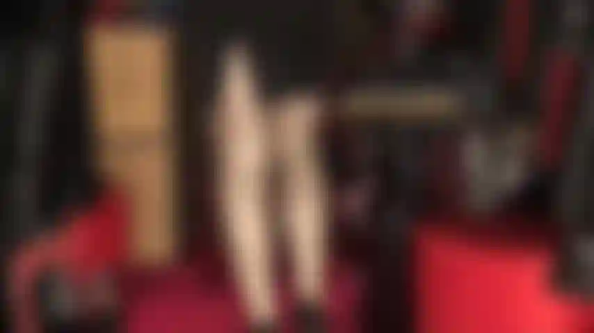 Pernas de meia-calça extremamente brilhantes são sua maior fraqueza.