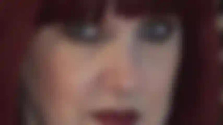 A senhora deixa seus joelhos fracos com seu olhar intenso.