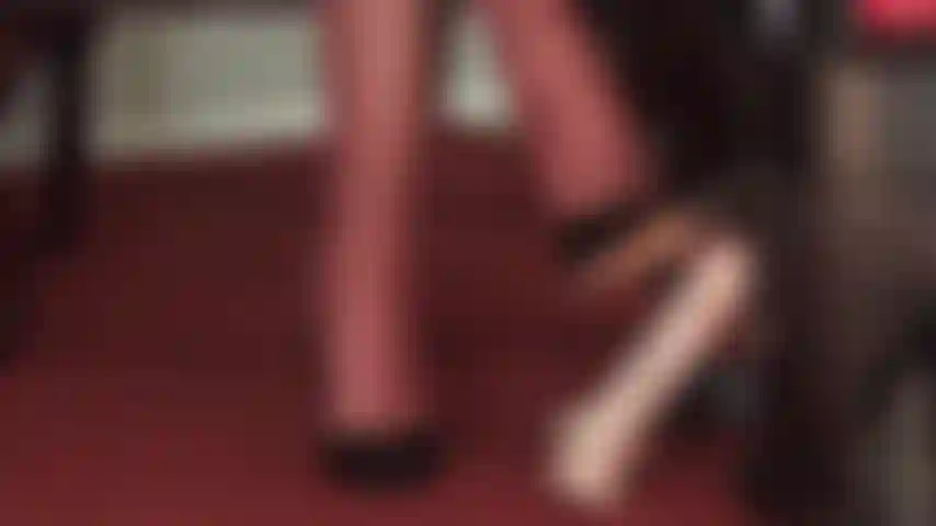 O toque suave dos saltos altos da sua amante é o que seu pau de escravo deseja agora.