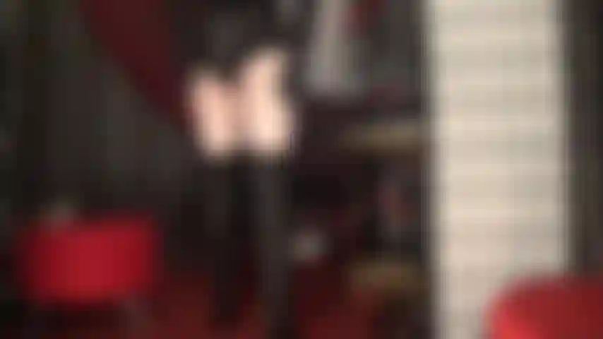 Couro preto, meia calça branca e um pau grande e gostoso para você adorar, minha puta.