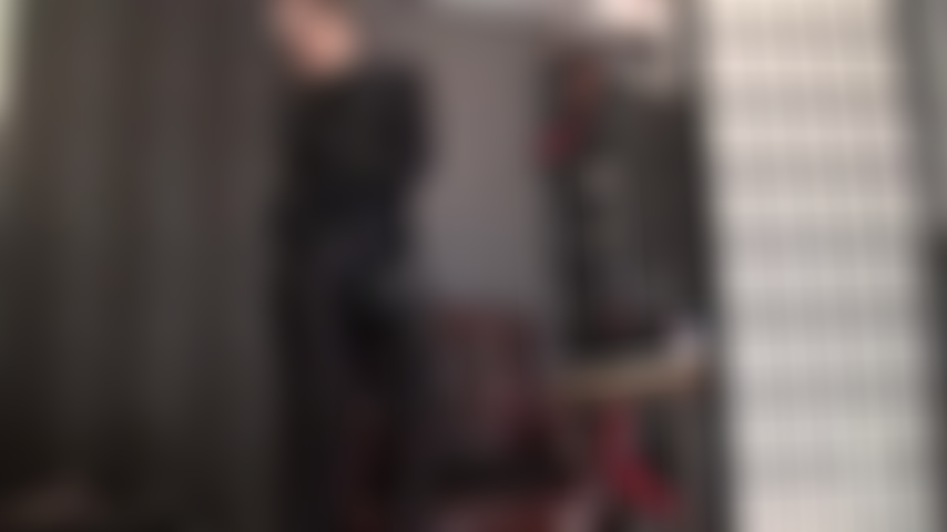 Você quer essa gostosa bbc! - Vestida com um macacão preto brilhante, a amante coloca sua maior cinta-liga.