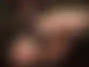 A pele nua perfeita da senhora, pés, pernas e bunda, tocados por luvas de couro.