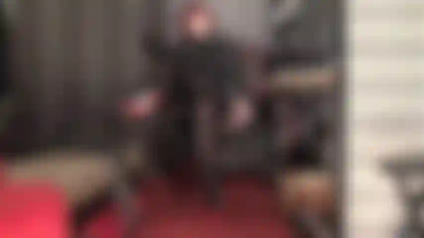 Sedução na ponta dos pés em meias-liga pretas - a amante na ponta dos pés em meias de náilon é um espetáculo para se ver. Seu coração bate mais rápido cada vez que ela flexiona esses dedos maravilhosos e os aponta lentamente em sua direção.