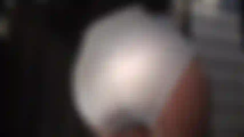 Luzes extras para brilho extra - suas camadas brilhantes brilham sob a luz brilhante da câmera... Meias, meia-calça e calcinha cinta, acariciadas por luvas.