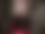 Impecavelmente vestida em látex azul e preto, a amante sabe como tirar melhor o leite do seu pau dolorido de escravo.