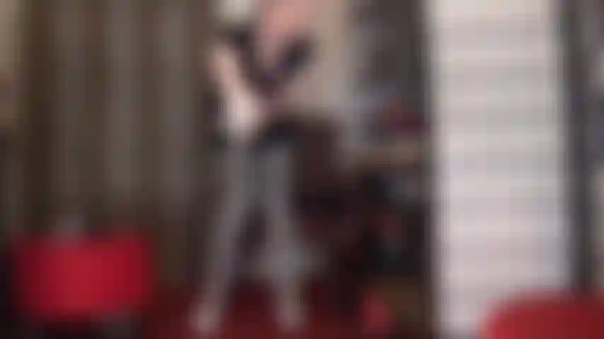 Faminta por um pau, você está implorando para experimentar o gosto da carne grossa da minha amante, para sentir suas meias de seda roçando em seu rosto, suas luvas de cetim segurando você a cada estocada forte em sua garganta de prostituta.