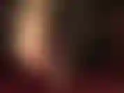 Negra ou nua? - Adoração aos pés, com um pé em meia-calça transparente nude, enquanto o outro está coberto por uma meia preta brilhante.