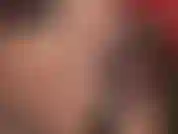 Lábios vermelho-escuros maravilhosos e língua provocando lentamente um estilete de metal brilhante enquanto os olhos azuis da amante olham fixamente e hipnotizam você com um lindo sorriso que derrete seu coração.