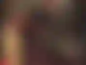 Uso um macacão preto de látex colado e luvas vermelhas.