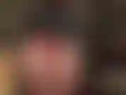 Adoro a bunda perfeita e redonda da minha amante, vestida com uma minissaia de couro e um body de lycra brilhante por baixo, combinado com meia-calça brilhante.