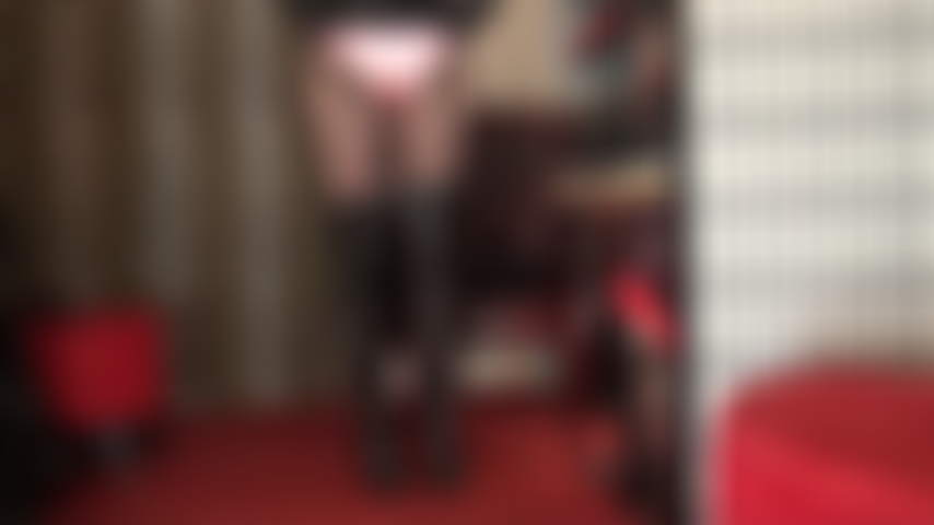 Calcinha de cetim e saia de couro - a amante vivian provoca o amante de calcinhas com visões por baixo da saia em um par brilhante de calcinhas de cetim rosa.