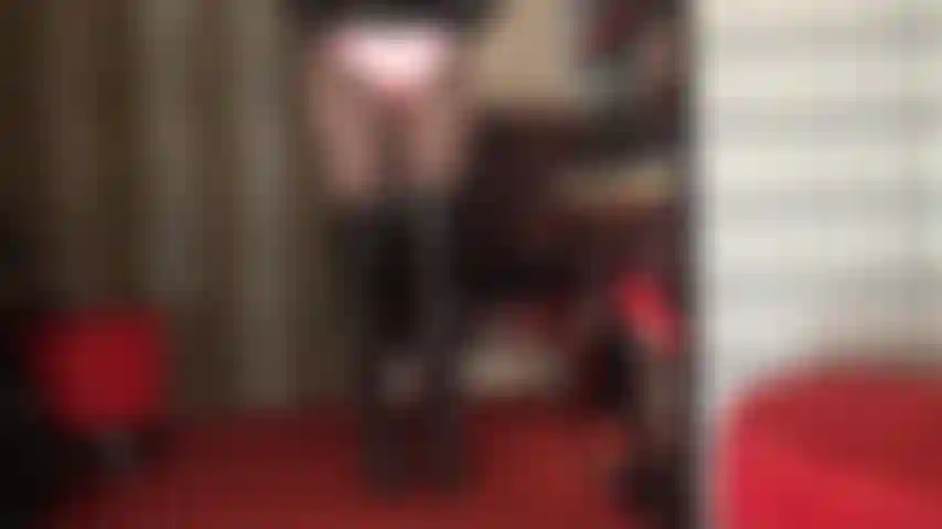 Calcinha de cetim e saia de couro - a amante vivian provoca o amante de calcinhas com visões por baixo da saia em um par brilhante de calcinhas de cetim rosa.