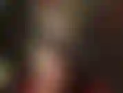 Uma senhora vestida com uma roupa de borracha verde fumaça acaricia seu enorme pau preto e tira o esperma do seu usando suas luvas de látex brilhantes.