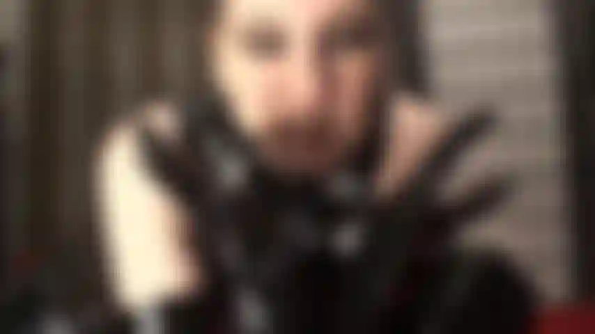 Sexo violento com strapon em látex preto - luvas de borracha escorregadias entram no seu cu e descem pela sua garganta enquanto o pau preto da sua amante destrói sua bunda de escrava.