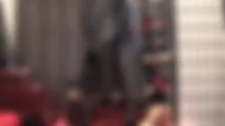 Uma deusa vestida de couro que me tenta com sua bunda perfeita adornada com um longo casaco de couro preto.