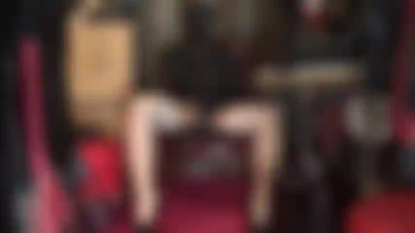 Acariciando 2 enormes vibradores pretos - capuz de spandex com olhos abertos, chapéu de couro de amante, luvas de látex, meias brilhantes e meia-calça.