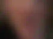 Viciada no cuspe saboroso da amante vivian - ela usa látex preto quente e provoca com a língua e a boca, te alimentando com muito cuspe delicioso.