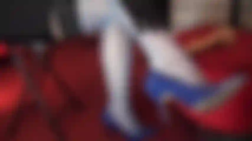 Provocada e esgotada pelos pés de meia e saltos da patroa.