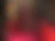 Provocando pernas sensuais em um vestido vermelho sexy, meia-calça preta e peeptoes de metal. Pernas cruzadas, fetiche por pernas estendidas, salto alto.