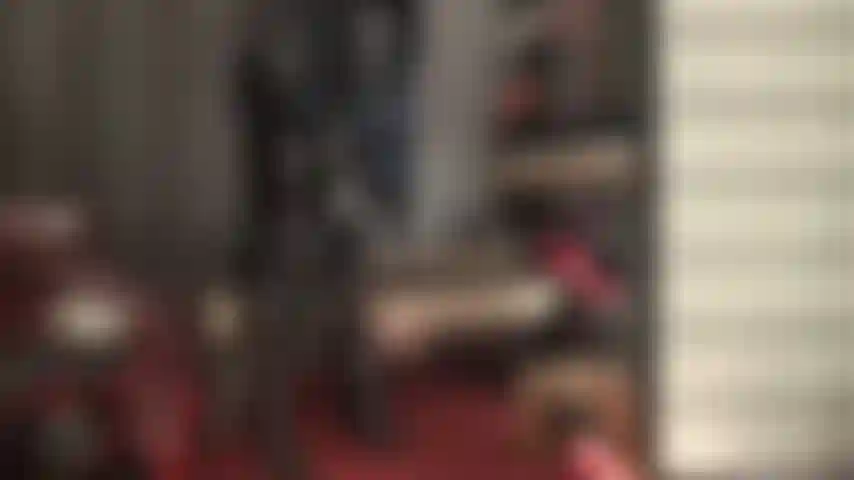 Fetichista de pvc, punheta com luvas - amante vestida com seu traje fetichista preferido, vinil preto brilhante, ordenha seu pau com suas longas luvas de pvc.