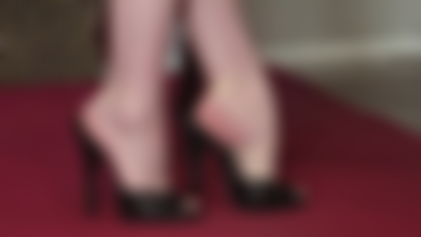 Beautiful bare arches in leather mules/slides. You can actually see how sweaty these feet get if that is your kinda thing... :-)