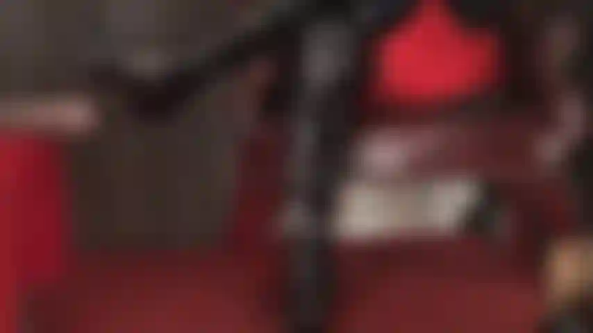 Sondando a uretra pelas botas de salto alto da minha senhora - o pau do seu escravo está se contraindo enquanto o salto longo dela vai cada vez mais fundo...