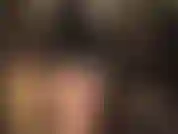 Usando uma meia-calça super brilhante e um vestido sexy de pvc brilhante.