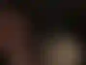 Fetiche por pernas cruzadas, meias brilhantes - aproveite este close de meia-calça brilhante e meias de renda brilhantes em camadas enquanto a amante passa suas luvas de seda sobre as pernas e entre as camadas.