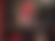 Oficial de látex com uma cinta-liga enorme e preta.