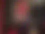 Oficial de látex com uma cinta-liga enorme e preta.