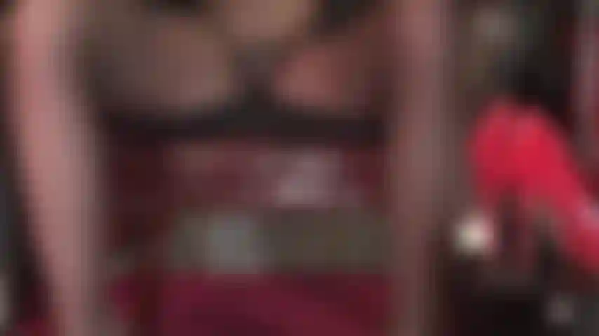 Findom - você não é digno! A senhora não usa calcinha por baixo da meia-calça. Você sabe muito bem que não merece opiniões como essas. No entanto, a senhora lhe dá esta chance. Pague, escravo!!