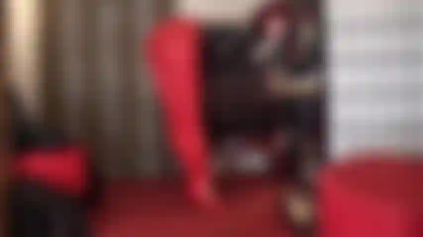 Punheta com luvas de couro, leggings vermelhas, saltos e blusa de pvc - o que seu pau precisa agora é das luvas de couro da sua amante envolvendo seu pau duro e pulsante com um pouco de sua saliva.