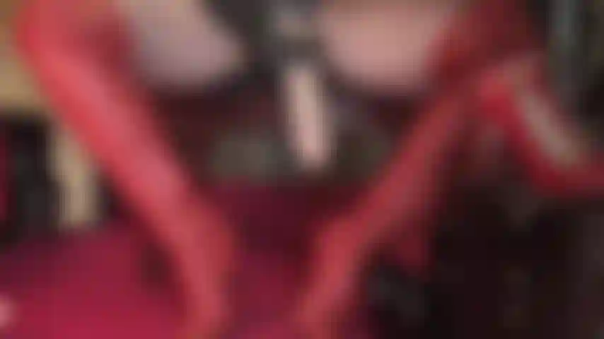 Com lindas botas de couro vermelho, meia-calça brilhante, luvas e equipada com uma cinta-liga enorme - é assim que a amante vivian aguarda. Rastejando sob sua mesa e adorando couro e pau.