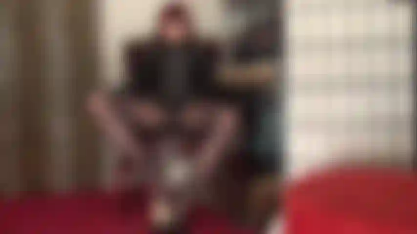 Imagine seu pau entre os arcos dos meus pés de meia-calça enquanto sua cabeça repousa entre minhas coxas, inalando profundamente.