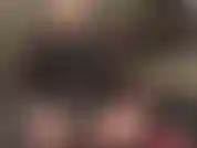 Venha aqui, minha linda vagabunda maricas. Vestida em couro preto e nylon, a dona vai te dar sua cinta-liga preta, com 20 centímetros, a menor da coleção dela. Abra a boca e chupe.