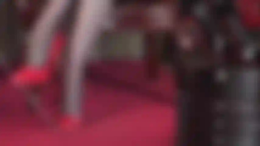 Você é o animal de estimação preso na coleira e na guia aos pés da senhora vivian, adorando sua incrível meia-calça preta transparente com costura vermelha na parte de trás da perna e sapatos de salto alto de couro envernizado brilhante.