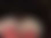 Um pequeno close provocante de meias de nylon brancas de renda sobre látex vermelho. Sua deusa do látex provoca com uma vista para sua calcinha sexy de látex brilhante.