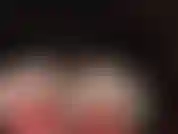 Um pequeno close provocante de meias de nylon brancas de renda sobre látex vermelho. Sua deusa do látex provoca com uma vista para sua calcinha sexy de látex brilhante.