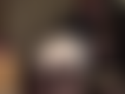 Camadas sensuais fazem seu pau pulsar. A senhora usa meia-calça preta e meias, depois adiciona diferentes pares de calcinhas de cetim brilhantes e uma minissaia, provocando com sua bunda incrível.