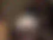 Camadas sensuais fazem seu pau pulsar. A senhora usa meia-calça preta e meias, depois adiciona diferentes pares de calcinhas de cetim brilhantes e uma minissaia, provocando com sua bunda incrível.