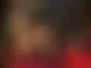 Com um vestido de vinil justo e meia-calça dourada super brilhante.