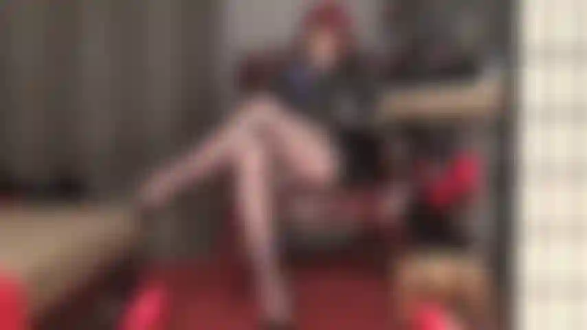 Com óculos escuros e calcinhas de cetim ordenhadas até o esquecimento.